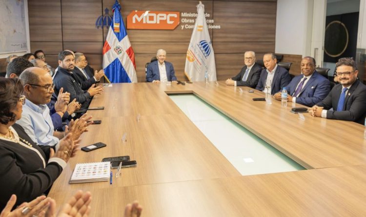 Eduardo Estrella juramenta nuevos viceministros de Obras Públicas