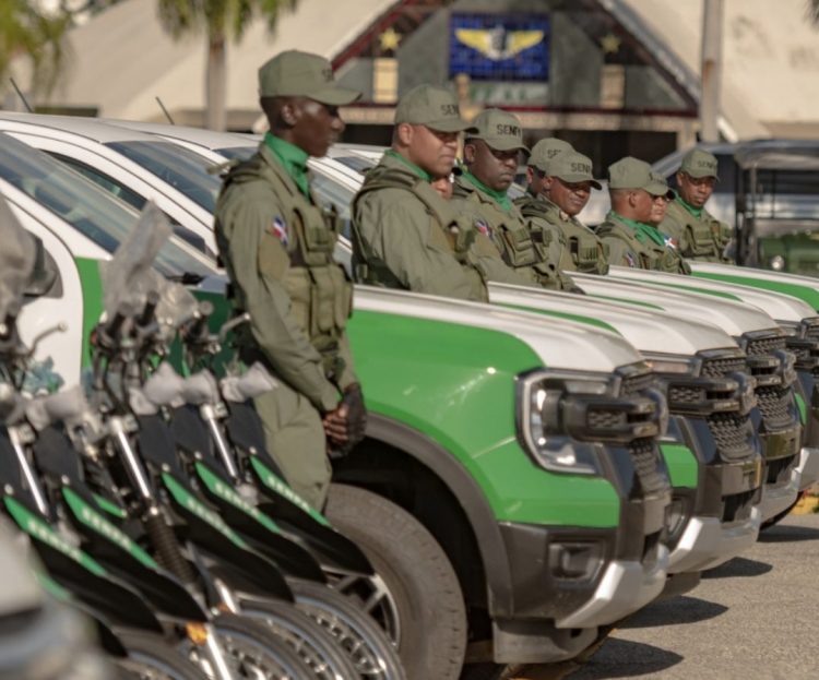 Medio Ambiente entrega vehículos al SENPA para vigilancia