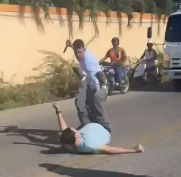 Hombre mata a otro tras disputa por choque de vehículos en Moca