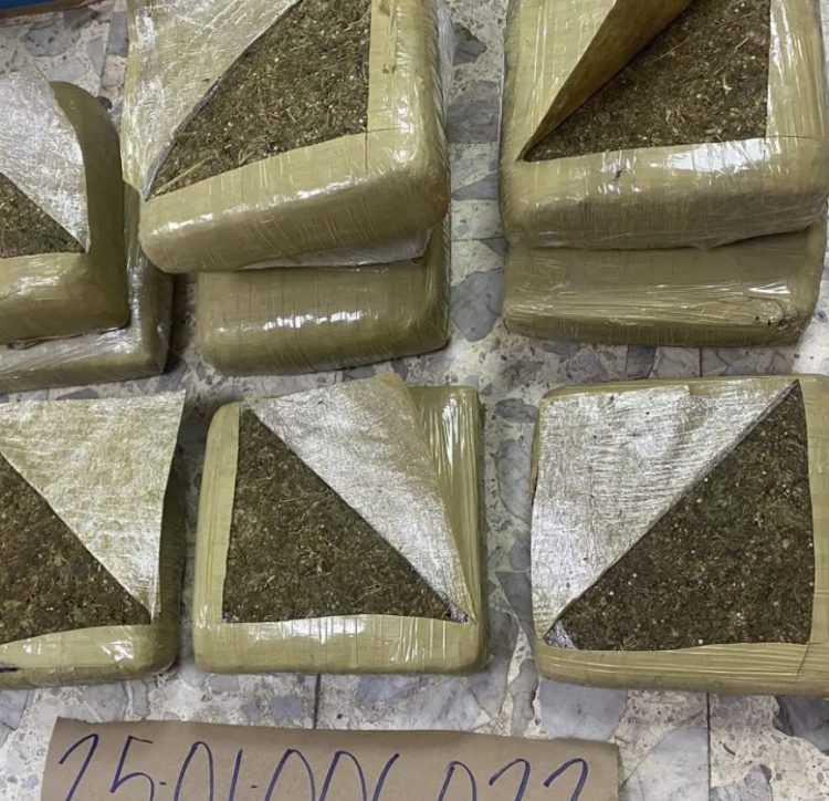 Confiscan 16 paquetes de marihuana y apresan a ocho hombres