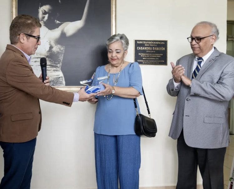 RTVD honra a Casandra Damirón con el reconocimiento “Estrella al legado cultural”
