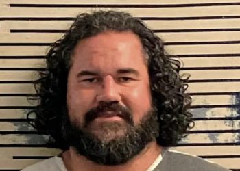 Hombre condenado a 6 años por morder a policía en festival