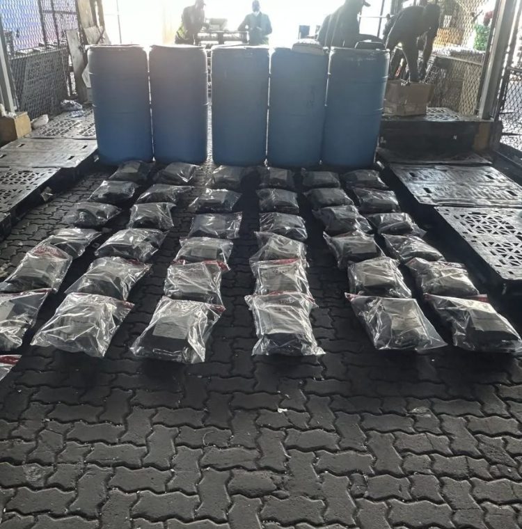 Confiscan 73 paquetes de marihuana en Haina; arrestan a hombre