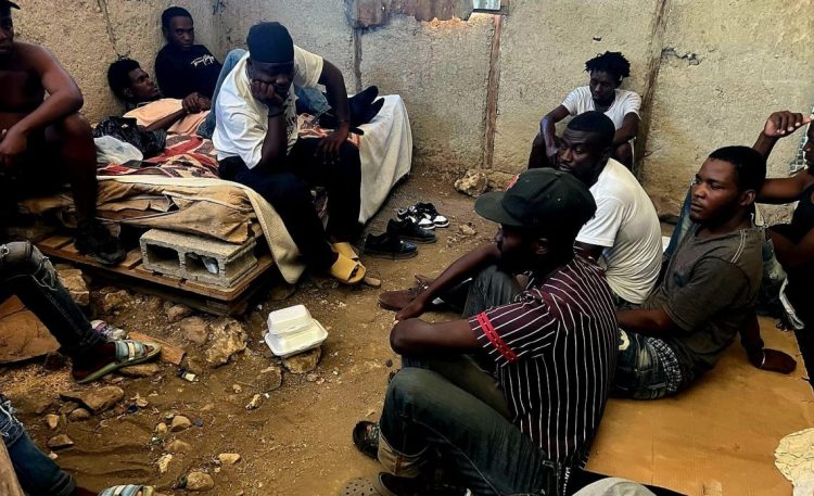Descubren a 17 haitianos indocumentados ocultos en una casa en Elías Piña