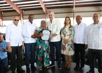 Presidente Abinader entrega 819 títulos de propiedad en Esperanza, Valverde