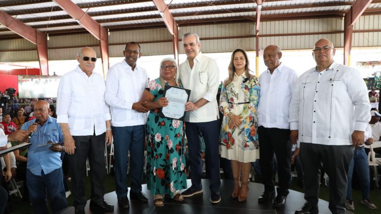 Presidente Abinader entrega 819 títulos de propiedad en Esperanza, Valverde
