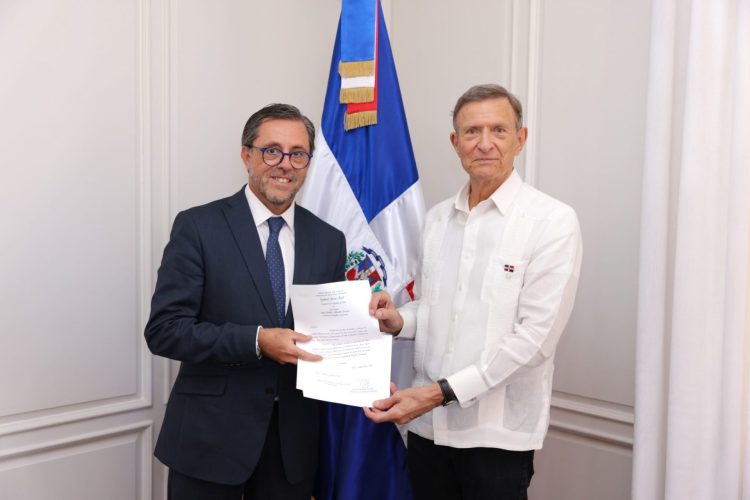 Roberto Álvarez recibe Copias de Estilo de las Cartas Credenciales del nuevo embajador de Chile