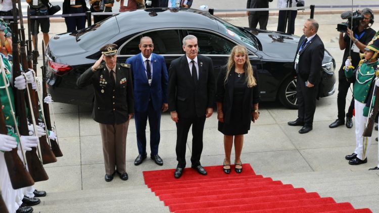 Presidente Abinader regresa al país tras exitosa visita a Uruguay