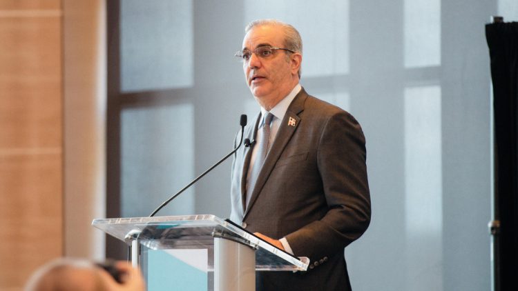 Abinader promueve a RD como destino para inversión textil y calzado