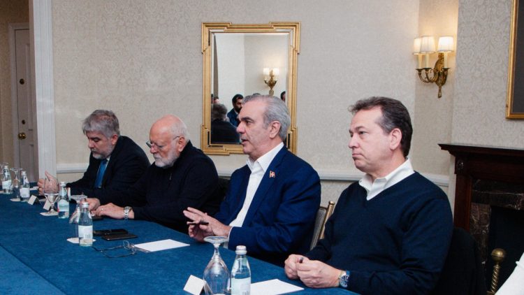 Abinader se reúne con empresarios dominicanos tras llegada a Washington