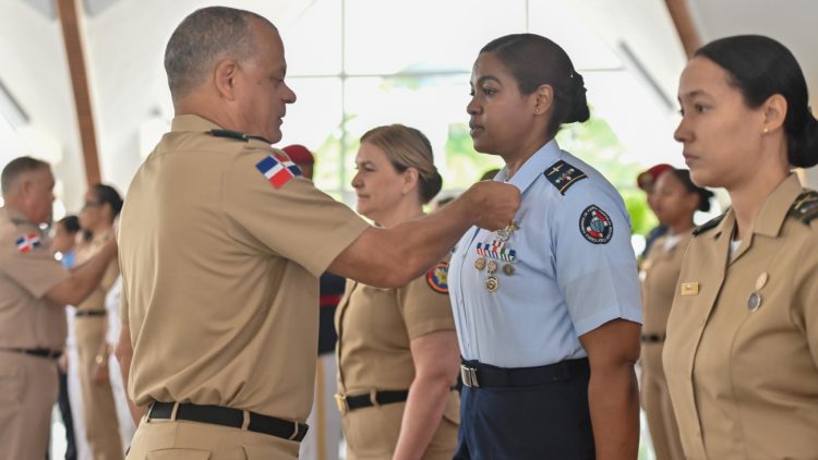 Ministerio de Defensa honra a mujeres militares destacadas