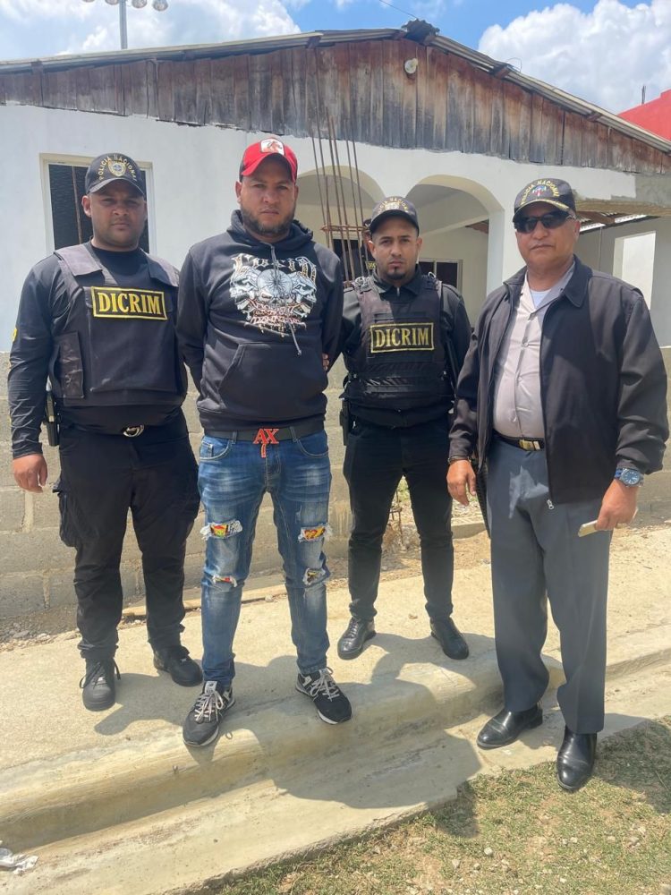 Se entrega hombre que mató a tiros a su expareja en Navarrete