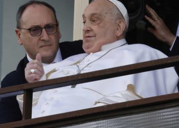 Médico del papa Francisco revela que hubo que elegir entre “dejarlo ir o probar con todo”