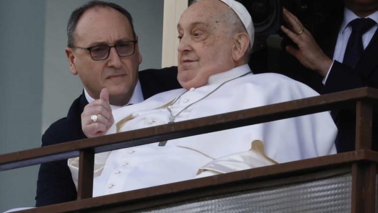 Médico del papa Francisco revela que hubo que elegir entre “dejarlo ir o probar con todo”