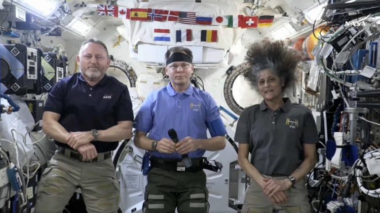 Astronautas varados en la estación espacial podrán regresar a la Tierra