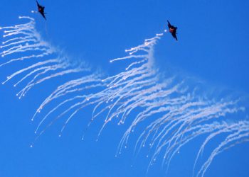 Avión militar surcoreano lanza bombas por error y hiere a civiles