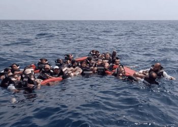 Rescatan a más de 40 turistas tras naufragio en Colombia