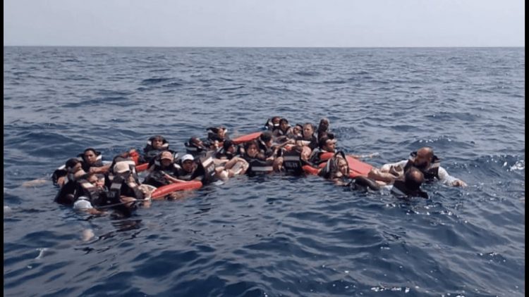 Rescatan a más de 40 turistas tras naufragio en Colombia