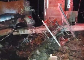 Conductor muere calcinado en accidente tras chocar con un poste eléctrico