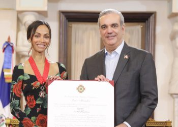 Presidente Abinader condecora a Zoe Saldaña con la Orden Heráldica de Cristóbal Colón