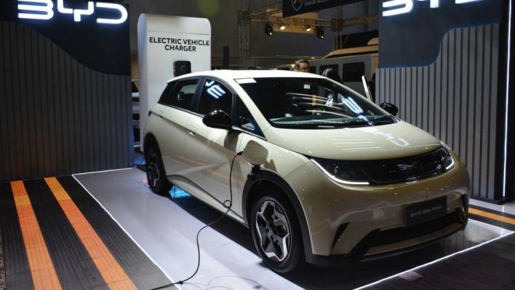 CEO de BYD desarrolla sistema de carga ultrarrápido para coches