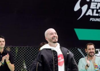 J Balvin inaugura cancha de fútbol en Medellín