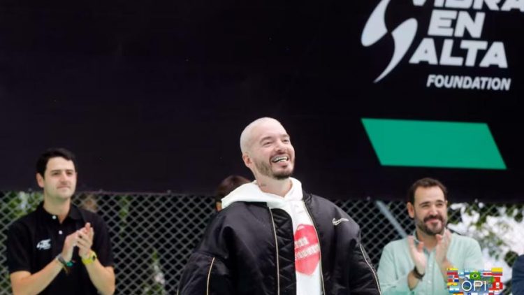 J Balvin inaugura cancha de fútbol en Medellín