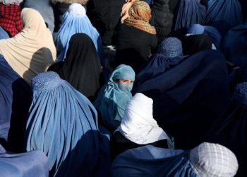 Mujeres afganas desafían a los talibanes y venden su cabello para sobrevivir