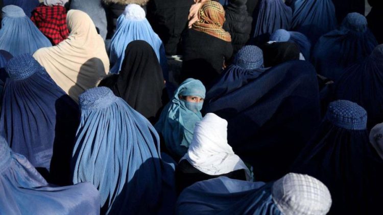 Mujeres afganas desafían a los talibanes y venden su cabello para sobrevivir