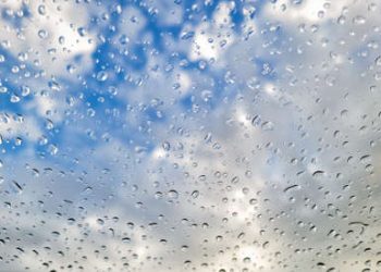 Nubes dispersas, chubascos y recomendaciones costeras