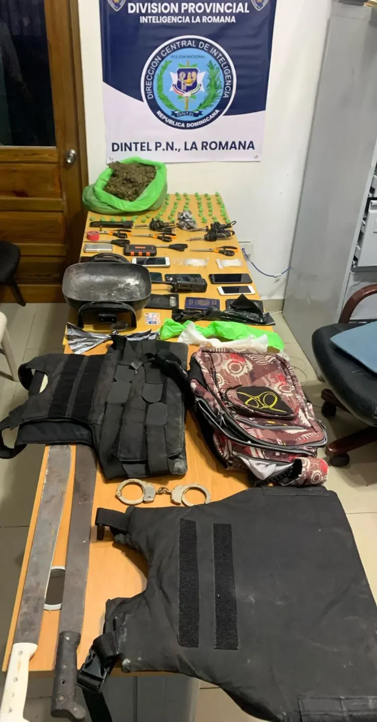 Incautan drogas, armas y equipos policiales en operativo de La Romana