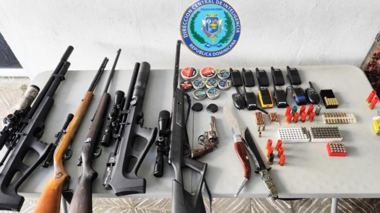 Decomisan armas y municiones en allanamientos en Barahona