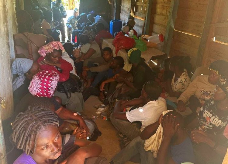 Encuentran a 50 haitianos indocumentados ocultos en una casa en Valverde