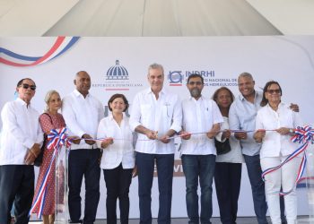 Abinader inaugura calles reconstruidas y la primera etapa de la rehabilitación del río Baní