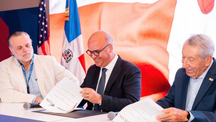 IDAC y Paramount Aviation Services firman acuerdo para evaluación de pilotos