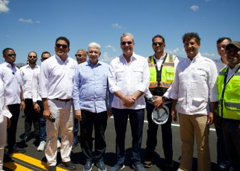 Presidente Abinader supervisa avances en la construcción de circunvalación en Baní