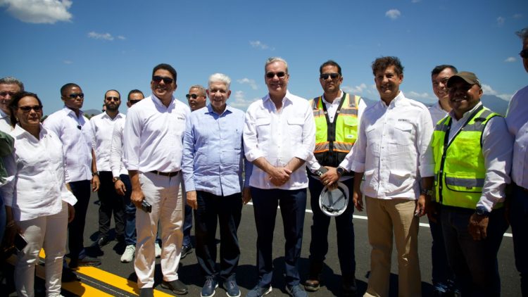 Presidente Abinader supervisa avances en la construcción de circunvalación en Baní
