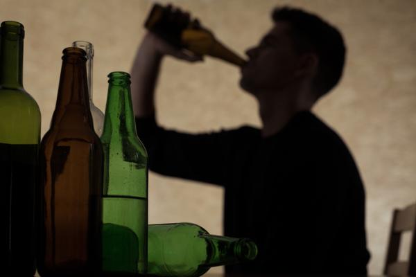 Imponen medida de coerción a un abuelo por permitir que su nieto adolescente consumiera alcohol