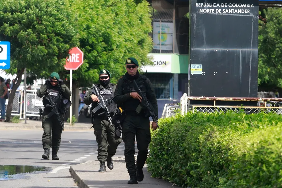 Capturan a 5 integrantes de red de “fábrica” de billetes falsos en Colombia