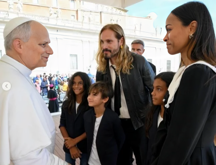 Zoe Saldaña se emociona al conocer al papa León XIV en el Vaticano