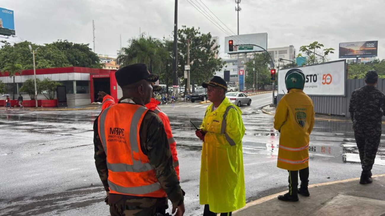 Digesett, MOPC y ayuntamientos supervisan condiciones de las vías durante paso de la tormenta