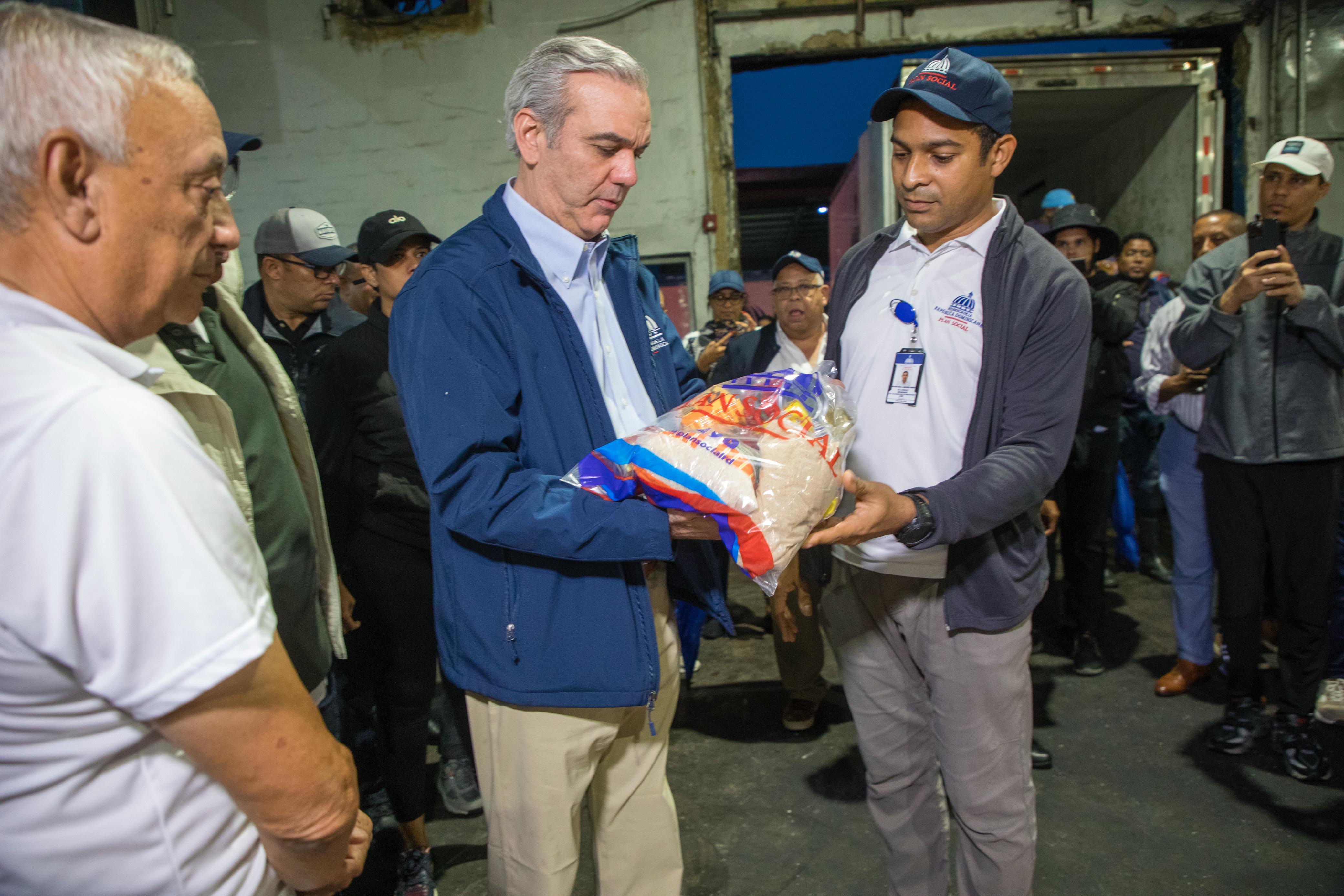 Abinader supervisa alimentos que se entregan a damnificados por la tormenta Melissa