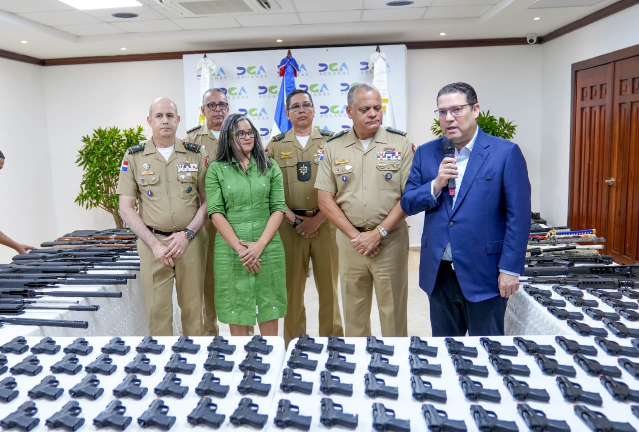 Aduanas dona generador eléctrico y pertrechos militares al Ministerio de Defensa
