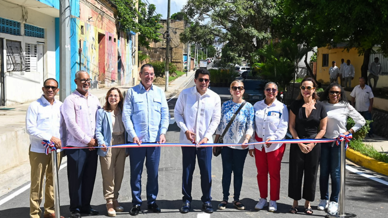 Ministro David Collado entrega 11 calles reconstruidas en Ciudad Colonial