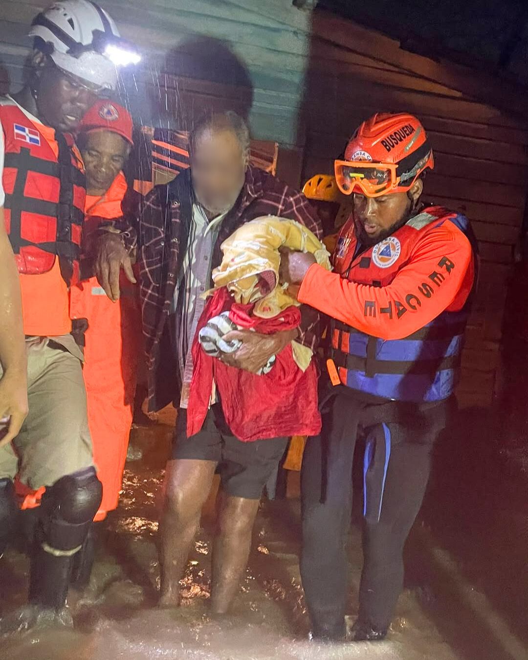 Defensa Civil rescata a familia afectada por las lluvias en San Pedro de Macorís