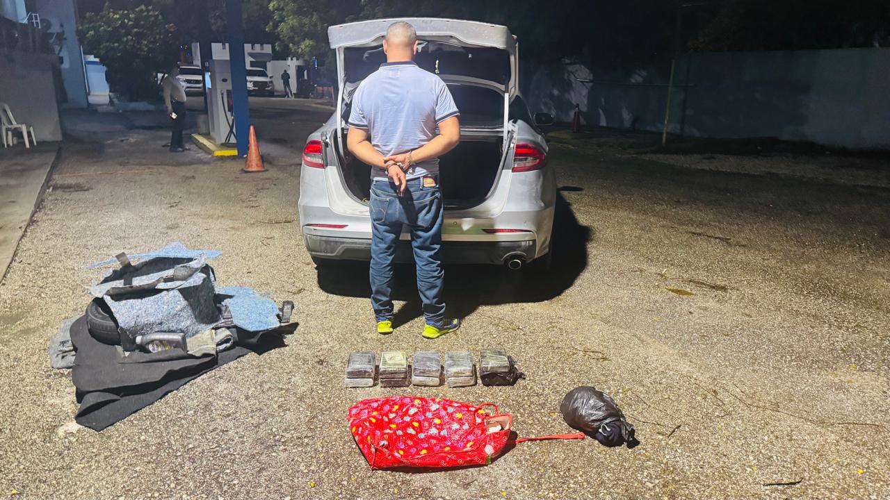 DNCD apresa a un hombre con diez paquetes de presunta cocaína en Barahona