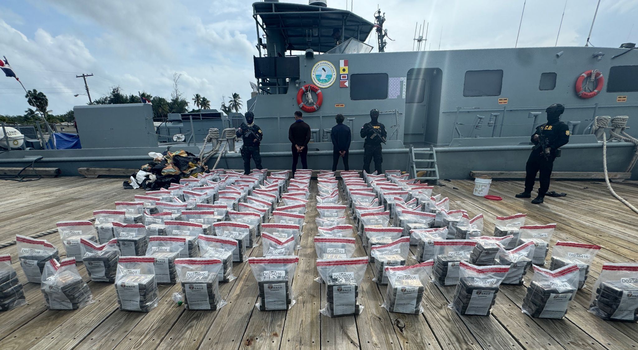 Interceptan lancha con 650 paquetes de presunta cocaína en las costas de Baní