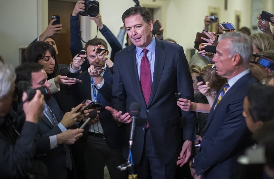 Polémica judicial: Exjefe del FBI Comey se declara no culpable de declaración falsa y obstrucción