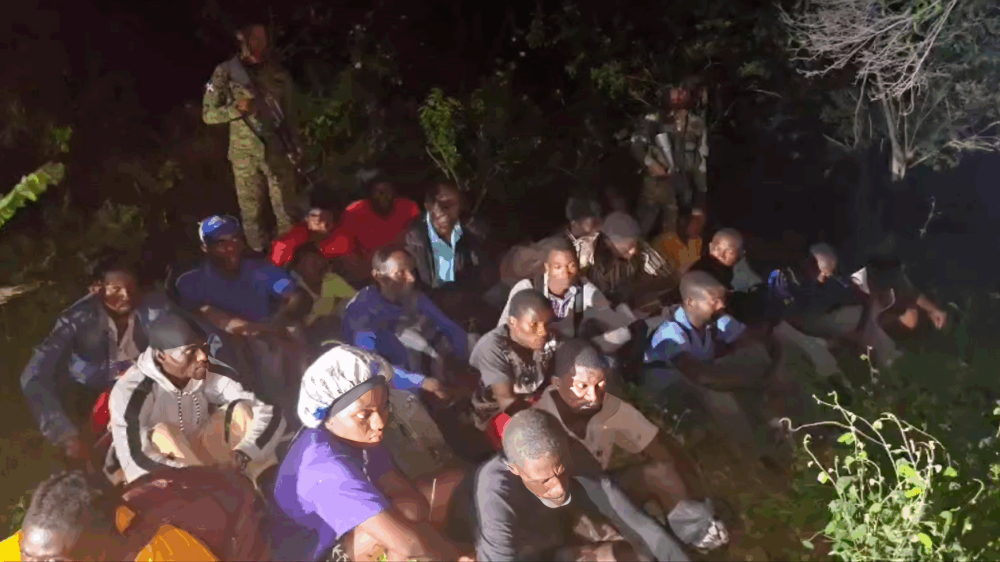 Atrapan a 25 haitianos intentando evadir control militar en Monción