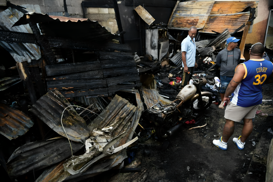 Tragedia en Santiago: Incendio deja a cinco familias sin hogar